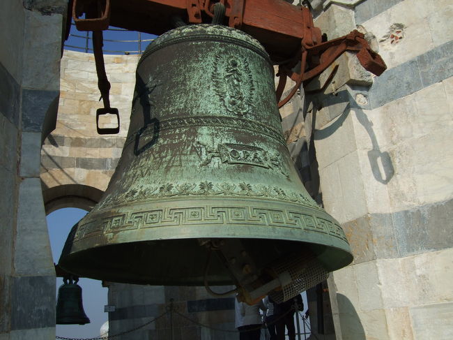 ピサの斜塔の鐘。<br /><br />現在は、スピーカーで鳴らしているらしいです。で、僕らが登ってる最中に鳴り始めました。かなりビビりました。町中に聞こえるのですから、そばで聞くと相当な音量です。耳をふさぎたくなります。