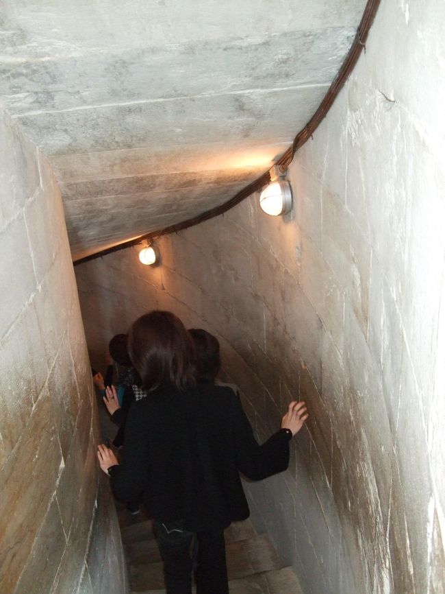 階段を下りに下ります。<br /><br />のぼりよりずっと楽ですが、なにしろ斜めなので、時々壁に手をつきたくなります。