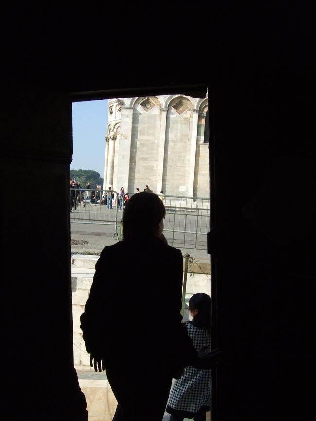 地上につきました。<br /><br />入り口も、隣の建物と比べるとちゃんと斜めですね・・・（笑）