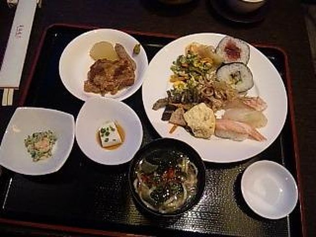 この日の夕飯は、ホテルのレストランで沖縄料理バイキングでした。珍しいお料理ばかりで楽しかったしもちろん美味しかった。