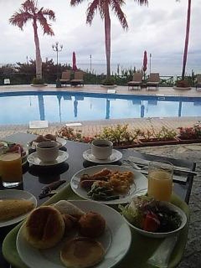 おはようございます。朝は洋食バイキング。プールサイドで頂きました〜。