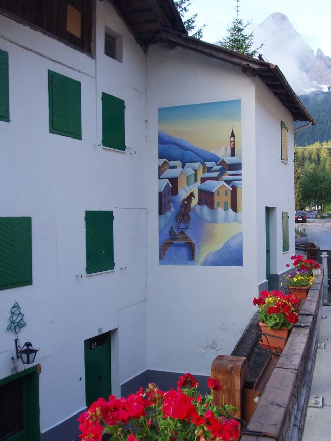 ホテルに一番近い壁絵の家<br />雪景色です。<br />冬は雪が深そうです。