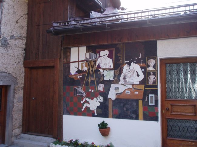 小さな村の町おこし<br />たくさんの壁絵があります<br />今にも崩れそうな家に大胆な絵があったり、これは手を抜いてるぞ、みたいなのもあってりして楽しい散歩道です