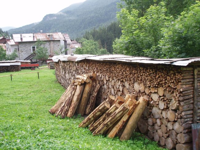 家々の軒先に積み重ねられた薪の束。<br />子供の頃を過ごした青森を思い出します。