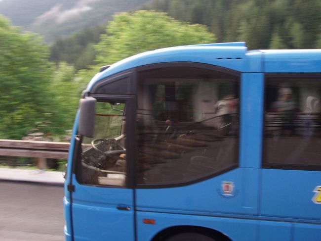 コルチナ行きでお世話になったドロミテバス<br />http://www.dolomitibus.it/dolomitibus/jsp/orari.jsp<br />line36(cibiana-calalzo)がホテルの前に止まります<br />venasa centroでline30(cortina-calalzo)に乗り換えてコルチナまで４ユーロ<br />接続がうまくいくと１時間ちょっとでコルチナです。<br />ホテル前午前７時が始発です。<br />バスに同行者が忘れ物をして、本人も気がつかないほど早く、バスのドライバーが届けてくれました。<br />曲がりくねった山道を、警笛を鳴らしながら曲がっていきます。カーブにミラーがないのです。ちょっと前（ずいぶん前？）の箱根ってこんな感じでしたね。警笛をを鳴らして向こうからくる車に、バスが通るよって知らせながら走ります。