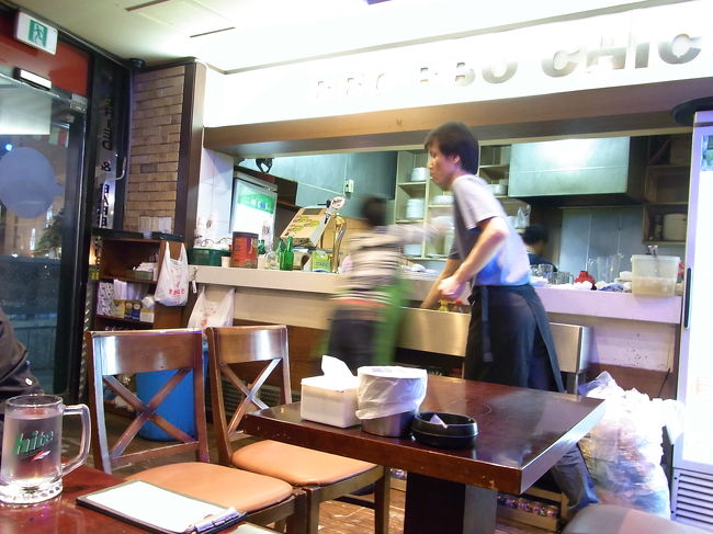 北海道からJALの特典チケットで羽田を経由してきた姉妹と落ち合って、早速、お食事。<br />ホテル近くの「ポッポチキン」。<br />今回は甘辛いヤンニョムチキンと海鮮トッポッキの二皿を注文。全部食べられるかなと心配した我々。