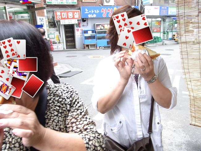 次の日の朝。ホテル側のフェヒョン駅側のトースト屋屋台で朝ぱん頂きました。<br />「シュガー？」と聞かれて、初めて砂糖が入っていたんだ！と気がつきましたが、少し〜と言って入れてもらいました。食べてみたらほとんど分らない。<br />もっと入れてもらっても構わない感じだった。<br />美味しかったですよ。卵のキャベツとじ？をパンに挟んでケチャップ＆シュガーの味付けです。