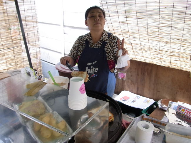 屋台のおばさん、サービス精神旺盛でVサインまでしてくれました。