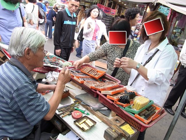 この日は妹の希望で東大門でショッピング。<br />地下鉄の入り口で手彫りの印鑑売るおじさんの屋台。<br />左手が手首から先無いのですが上手に押さえながら右手で彫っていきます。