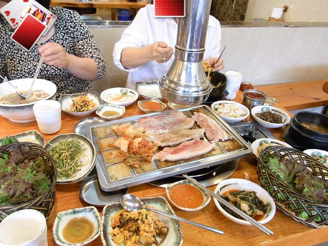 お買い物に夢中でお昼が遅くなった我々、ソウルナビで評判の良いウネンナムチッでサムギョッサルを食べました。美味しいですよ。おかずも美味しいです。<br />冷麺も美味しかった。