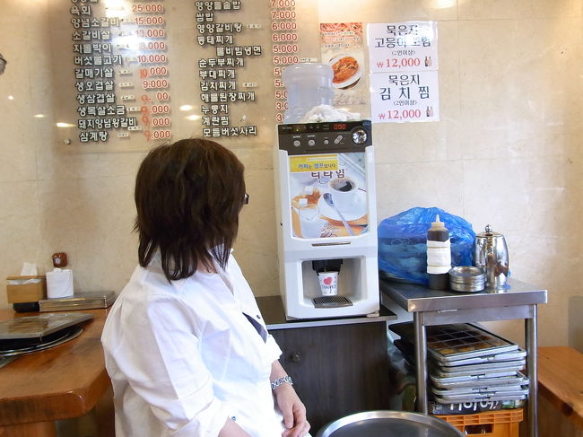 店内にコーヒーのサーバーがあるので、自分で入れて飲めます。フリーです。でもミルク入りでかなり甘いそうです、妹いわく。<br />私はミルク入り苦手。（・・；