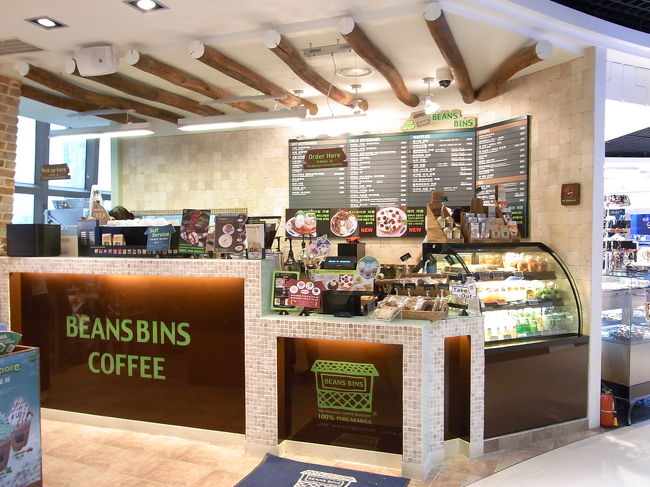 食事の後はとう〜ぜんデザートです。<br />新装なったドゥータの上にあるアイスクリームのお店が、変っている。アイス乗せのワッフルを注文♪<br />三人で一皿にした。なにしろ、色々食べたいから、お腹に余裕を持たせておかないと〜。