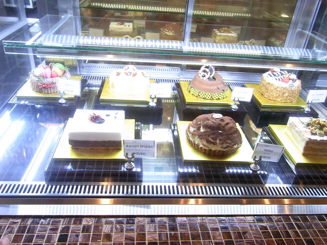 妹は初めてだと言うので、久しぶりにＪＵＭＰを見に行きました。今回の白装束の案内お爺さん役の人、なかなか良かったです。で、終わってから小腹が空いた我々は劇場の横にあるケーキのショーケースが大きい！カフェに。