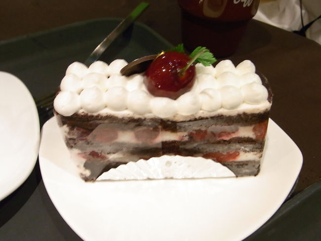 姉妹が選んだケーキ、その?<br />ブラックチェリーのケーキ。