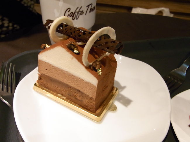 姉妹が選んだケーキ、その?<br />チョコムースのケーキ。<br />両方ともチョコ味だったので、文句言う私。（▽▽<br />かなり甘いです。