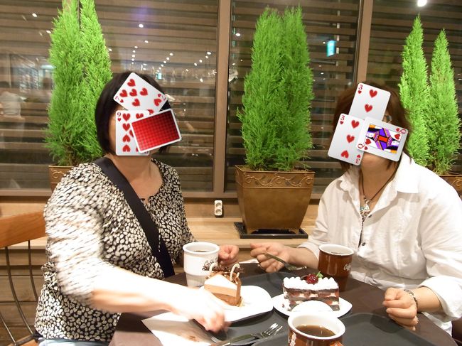 お店の中。周りの壁にはパソコン用のコンセントが沢山あります。いいな〜、携帯も充電できるわよね〜。<br />