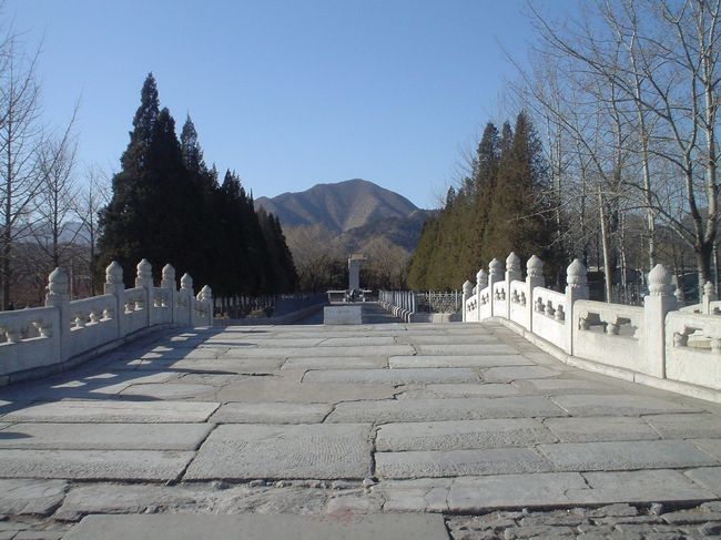 翌日は明十三陵に向かいます。<br /><br /><br />バスでまったり。<br /><br /><br />人もほとんど居なく。<br /><br /><br />まったり。