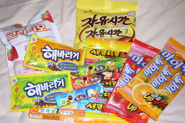 いきなり買い物情報です。<br />１日目、ホテルチェックイン後すぐにむかったのがロッテマート。プラザホテルの最寄駅・市庁から１駅のソウル駅。私たち６人老若男女は地下鉄で移動。<br />韓国のりなどのお土産をまず最初に仕入に行きました。<br />小学生はハングルがパッケージにあるかわいいお菓子を買占め！？です。ウォン安の本領発揮！お菓子１つ５０円とか６０円、とか。日本でもおなじみのあのパッケージもハングルになるとすっかりお土産に早がわり。