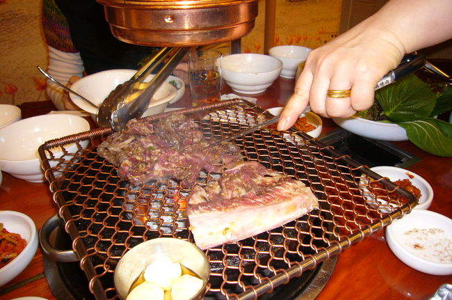 １日目の夜は焼肉ー！<br />チャムスッコルという韓牛の店です。<br />プラザホテルから歩いていける距離です。日本の著名なガイドブックなら載っています。ソウルナビなどのネットガイドにも載ってます。<br />さすが韓牛だけあって、値段はそこそこしました。<br />ここの名物カルビ（だったかな？）を店員さんがはさみでジョキジョキと切ってくれます。<br />美味でしたー。