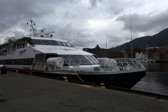 ベルゲン〜フロムのボートに乗る。<br />行き先はラールダール（チケット取るときにラールダールと言ったら通じず。どうやらラーダーの方が近いぽい。●球の歩き方に泣きいれたくなった）。<br />midfjordsというとこで乗り換え。<br />私は直前までmidfjords港で乗換えだと思っていた。