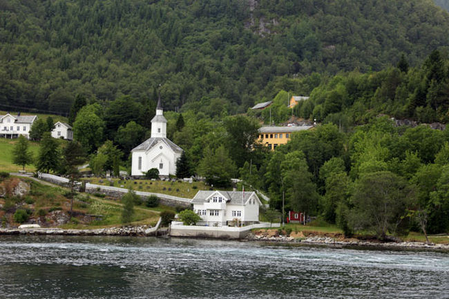 せっかくのフィヨルドだというのに、しばらく寝こける。<br />起きたら教会が見えたので撮る。<br />今回は70-200mmを持っていったのです♪