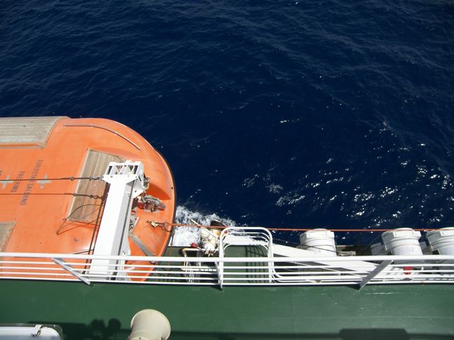 海は何とも言えないブルーです。夕方になると段々と葡萄色に染まってきます。