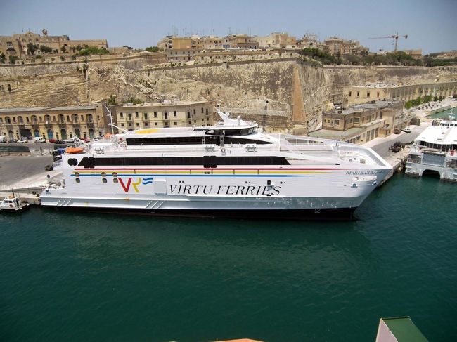 シチリアへ行く高速船が停泊していました。今回はこれにも乗って、シチリアのポッツァーロへ行き、タオルミーナやエトナ山を訪れる予定もあります。