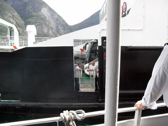 midfjordsでボートからフェリーに乗り換え。<br />港だと思ってたら、フィヨルドのど真ん中、でした。<br />ほんの1メートルほどの鉄板でつなぐんですが、船同士を渡ったのなんて初めて。<br />ラールダールまでのフェリーはよりまったりな感じ。