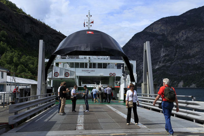 ラールダール港到着〜。