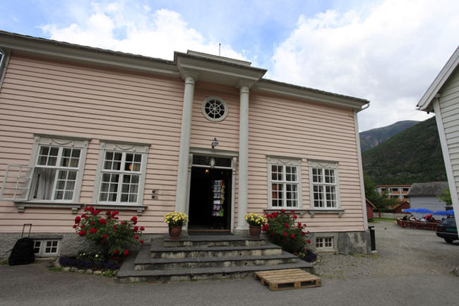 ラールダールの町。<br />古い家が有名だそうです。<br />これは観光案内所。