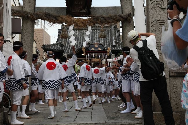 神輿が一体ずつ担がれて境内をでます。