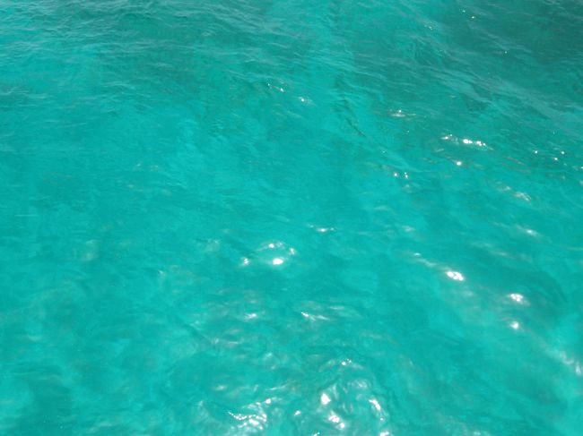 船から離れるとひと気も少なくなり、大きな岩の陰に場所を取りました。