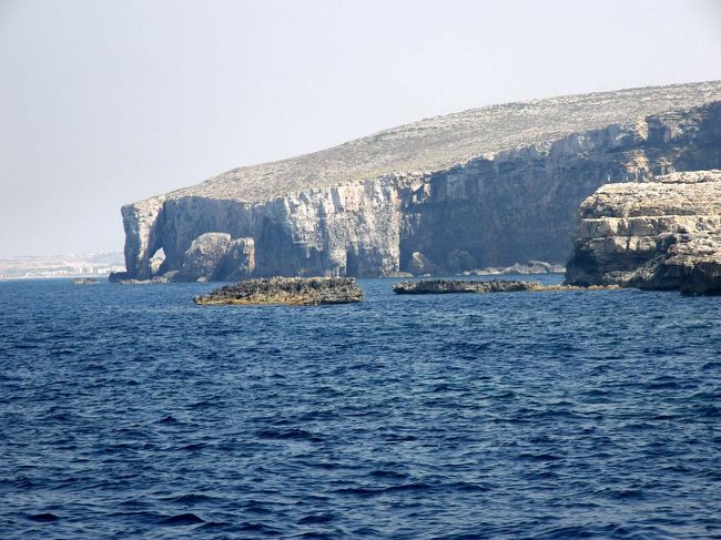 マルタ島の北側の海岸線を進んでいます。チュニジアのチュニスの港からヴァレッタのグランド・ハーバーに入港する前にも通過していますが、かなり沖合だったので景色が違います。