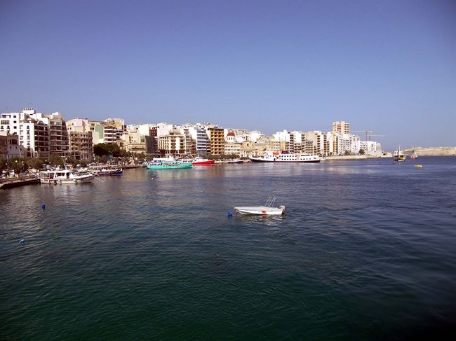 スリーマの風景です。こちらは旧市街と違って大型のホテルや商業施設も多く、夜遅くまで賑わっています。ヴァレッタの滞在はこちら側がポピュラーだと思います。