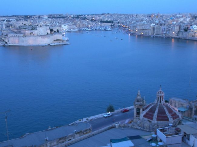 夕暮れのグランドハーバーです。何と表現したらいいのか分からない不思議な色です。空と海の色が溶け合っています。