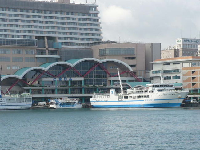 昨日はは那覇市内に宿泊。<br />朝食後は泊港をお散歩。<br />よいお天気になりそうです。