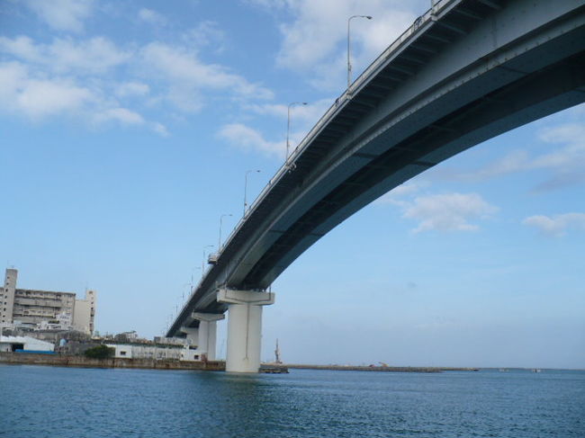 泊大橋までふらふらお散歩するのがいつものパターンです。<br />このあたりは朝と夕方にわんこちゃんをお散歩させてる方が多いので和みます。<br /><br />うちのライちゃんとアクアちゃんは良い子でお留守番できてるかな？？？ちょっと心配になったりもして。