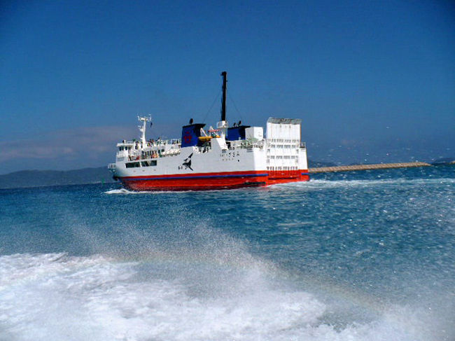 座間味からのフェリーと追いかけっこ<br /><br />帰りのボートはいつも猛スピードで飛ばしていきます。<br />あっという間に追い越して港を目指すけど寝てると　身体が浮き上がるのはちょっと勘弁です。