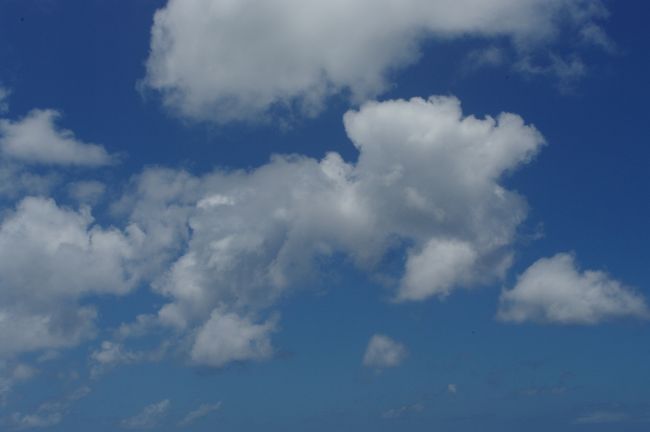 空港ビルから一歩でると、空の色がきれい。<br />これから2泊3日、天気がいいといいなぁ。<br /><br />