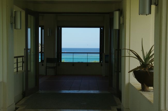 弾丸ツアーなので、急いでシャトルバスで３分ほどのビーチにあるリゾート棟に移動して、ランチ。<br /><br />このリゾート棟のエントランスがすばらしい。<br />ぜったい雑誌に使われそうなアングルだな。<br /><br />