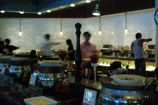 ランチは「ザ・グリル」にてバイキング。<br />沖縄ぽいゴーヤやハンダマのサラダ、南国フルーツなどもいっぱいでうれしい。<br />ハンダマは、とても栄養価が高く、お肌にもいいそうです。でもちょっと苦い。<br /><br />