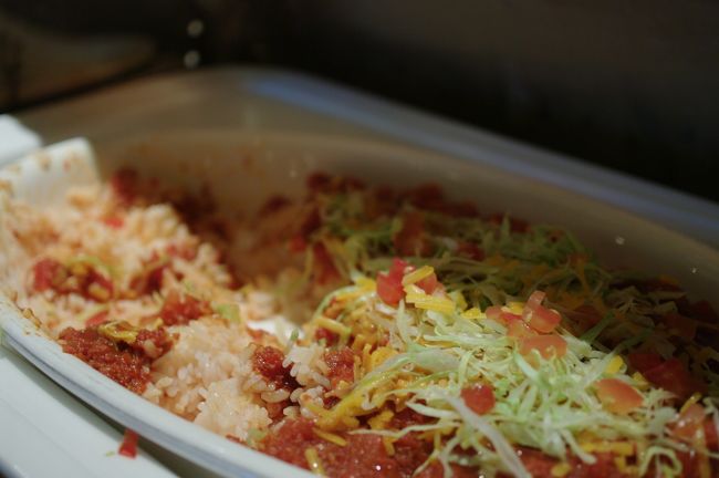 沖縄に来たら食べたかった、タコライス。<br /><br />私がいつも家で適当に作っている味が<br />本場とそんなに違ってないことを発見。<br /><br />ソフトクリームを自分で作れるマシンもありました。<br />やったけど、むつかしくってヒサンでお見せできません。<br /><br />同じツアーのスィーツ王子（勝手に命名）がソフトクリームに南国フルーツも盛って食べていておいしそうでした。<br /><br /><br /><br /><br /><br />このバイキングとソフトドリンクがついて<br />お値段1800円。<br />外来のお客様もOKだそうです。<br /><br />http://www.anaintercontinental-manza.jp/restaurant/grill.html<br /><br />