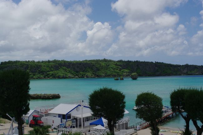 レストランのテラスからの眺め。<br />奥に見えるのが、万座毛です。<br /><br />手前にあるのが桟橋で、ここから各アクティビティの船がでます。