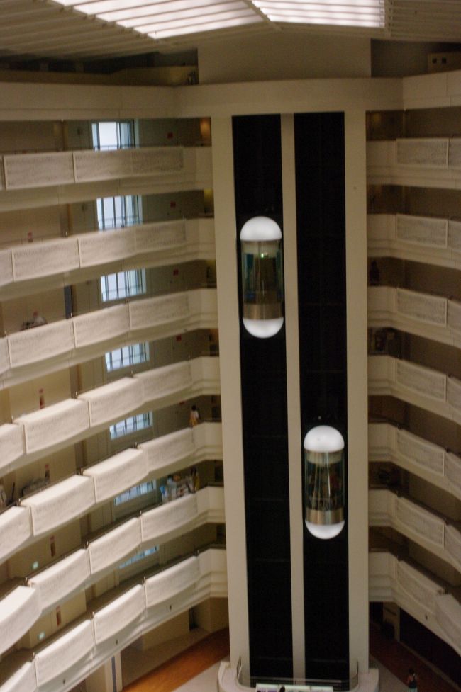 おお！これが万座ビーチ！！<br />このエレベーターと吹き抜け。<br /><br />思い起こせば20年ぐらい前に薬師丸ひろ子の「メインテーマ」って映画のラストシーンでこのホテルが使われて、有名になったんだよね。<br />まだ日本にそんなリゾートホテルがなかった頃のお話。<br /><br /><br /><br />