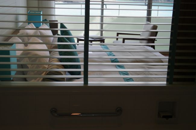 このバスルームには、窓があってお風呂に入りながら海を見ることができます。<br /><br />グアムのハイアットリージェンシーも、同じようにバスタブから海が見えますが、ブラインドだけで窓ガラスはありません。<br />こちらのほうが、窓ガラスがあるので湿気がベッドルームにこもらないしうれしい。<br /><br />