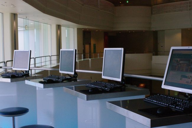 お部屋でもネットにつながりますが、<br />ロビーには無料で使えるパソコンが数台あります。<br /><br />