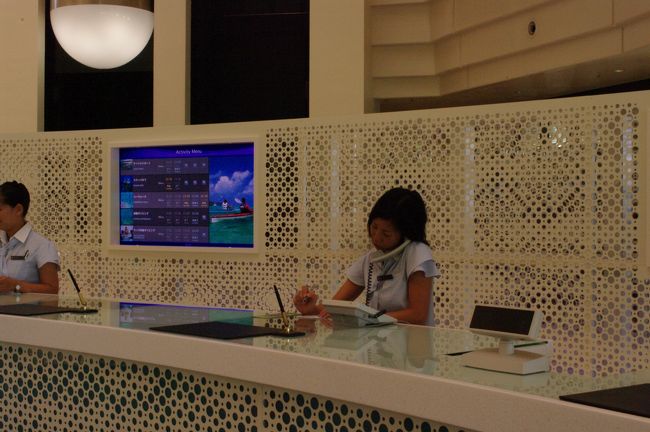 ロビーフロアにある、リゾートコンシェルジュデスク。<br /><br />リブランドして、このシステムができたそうです。<br />単にホテル内外の情報を提供するだけでなく、<br />滞在中のアクティビティ、食事の予約などすべてをここで一括して相談して、予約もしてもらえます。<br /><br />その情報力と、サービスのすごさは後に我々のツアーでも発揮されることになります。<br /><br />とにかく、万座ビーチにリゾートに泊まったら、リゾートコンシャルジュを利用しないと損。<br />ホテル内のビーチアクティビティは別のところで予約するホテルが多いから、結構画期的なシステムだと思います。