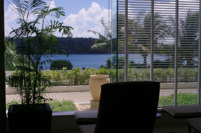 そんなにアクティブにしない人にも、万座ビーチリゾートはぴったり。暑い外に出なくても室内でも海をみながらまったりできるスペースがうれしい。<br /><br />