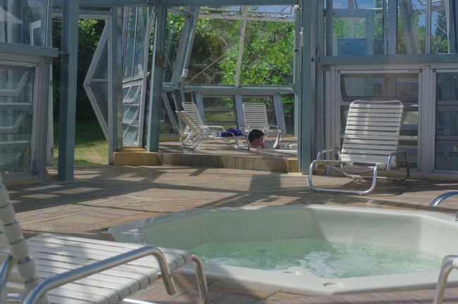 プールサイドに温室みたいな建物があると思ったらジャグジーでした。<br /><br />中のおじさん、雑誌を手に優雅でいいな。<br />まさにリゾート。