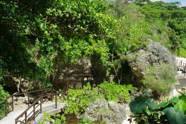 ホテルとプールからビーチは少し離れています。<br />歩いて10分ほど。<br />シャトルバスも出てますが、歩いていってみました。<br /><br />でもこれが、プチトレッキング風でなかなかお勧め。<br /><br />ただ階段があるので、ベビーカーはダメですね。<br />